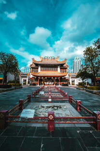 中式古建筑前的开阔广场
