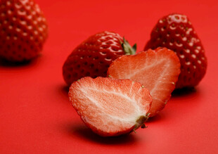 红底上诱人的新鲜草莓