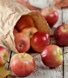 纸袋中散落的红苹果