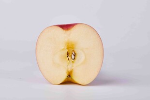 半颗红苹果特写