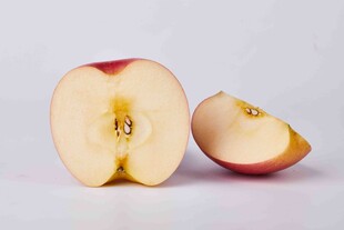 切开的红苹果特写