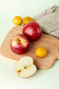 木盘上的新鲜苹果与小果