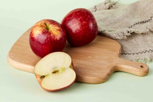 木砧板上的新鲜红苹果