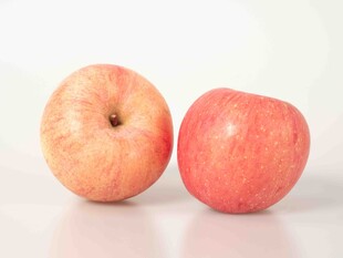 两个红苹果特写