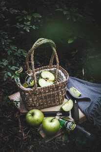 森林中的野餐篮与青苹果