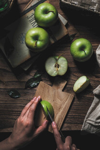 手切青苹果的温馨瞬间