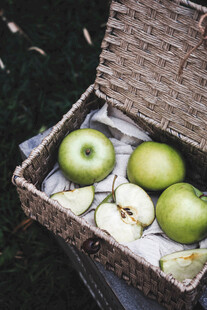 藤篮中的青苹果与切片