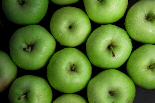 青苹果堆叠的清新画面