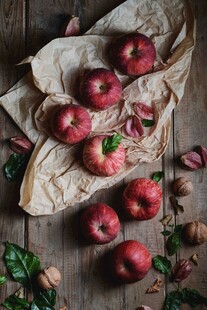 木桌上摆放的新鲜红苹果