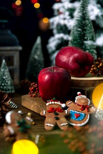 圣诞装饰与美食的温馨场景