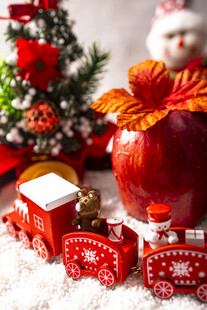 圣诞主题苹果与小火车摆件