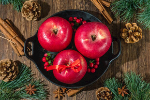 黑盘中的红苹果与香料