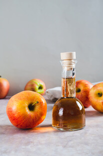 苹果旁的玻璃瓶苹果醋