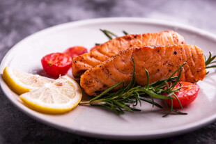 香煎三文鱼配时蔬