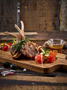 烤羊排配新鲜蔬果