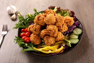 美味炸物蔬菜沙拉拼盘