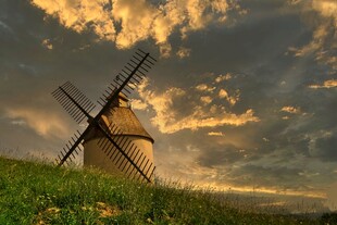 夕阳下的风车与草地