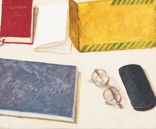 复古桌面文具与眼镜摆件