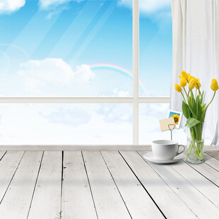 窗边木台的清新花卉景致