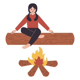 女孩坐木头上享受篝火时光