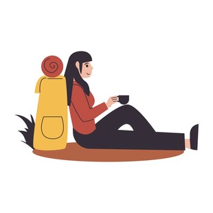 女孩坐着背包旁惬意喝咖啡