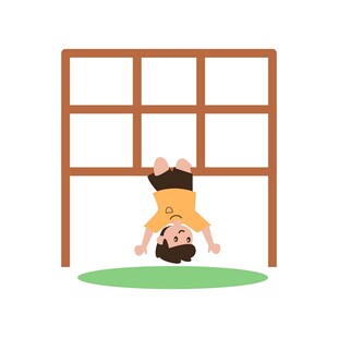 倒挂在门框上玩耍的孩子