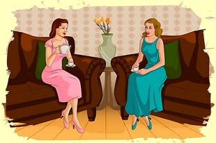 两位女士惬意沙发交谈