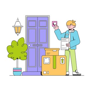 男子家门口手持钥匙准备进屋