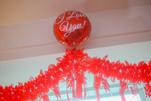 红色气球与装饰彩带
