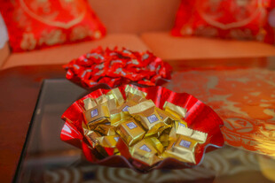 喜庆糖果摆放在红色器皿中