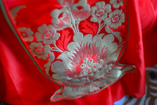 红色刺绣花纹传统织物