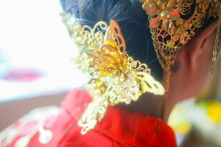 中式华丽凤冠头饰特写