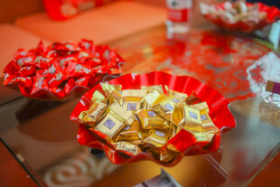 喜庆糖果摆放在红色容器中