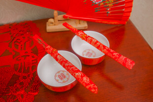 中式喜庆餐具与装饰布置