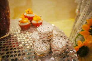 精致甜点摆放在闪亮台面上