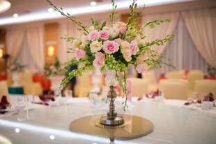 优雅桌花装点精致宴会场景