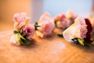 精致粉色花卉饰品