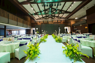 优雅宴会厅婚礼布置场景