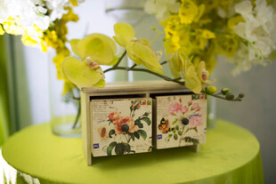 花卉图案双开木质小盒