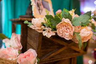 复古木箱上的唯美花卉装饰