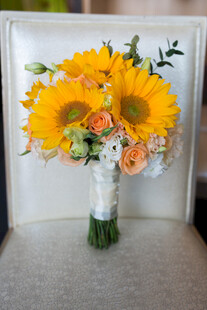 黄色向日葵新娘手捧花