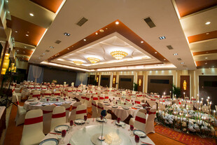 豪华宴会大厅布置精美