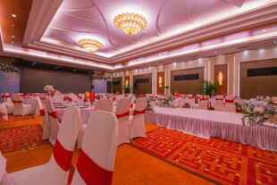 豪华宴会厅布置精美