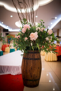木桶插花装点室内场景