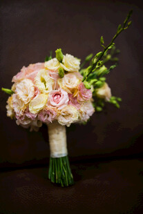 唯美粉色系新娘手捧花