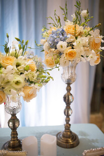 优雅花卉装饰的精致花瓶