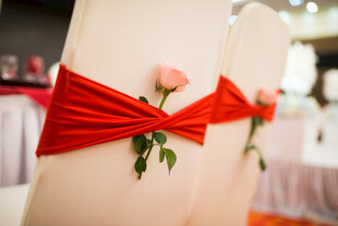 红绸玫瑰装饰的婚礼座椅