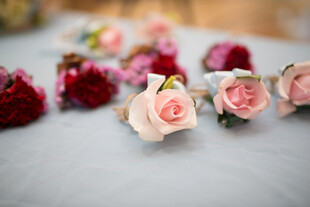 多彩仿真玫瑰花饰品展示