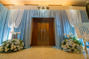 蓝色系婚礼入口布置