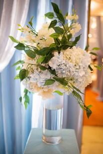 透明花瓶中的清新白花束